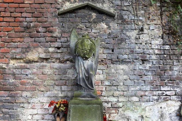 Autunno mistero vecchio Cimitero di Praga Olsany con le sue statue, Repubblica Ceca — Foto Stock