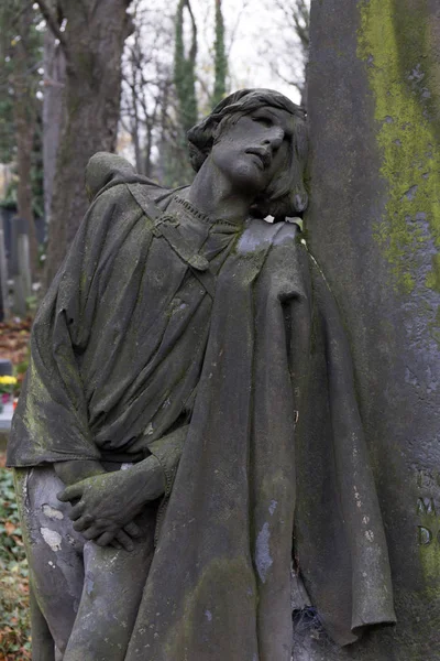 秋の謎の彫像、チェコ共和国と旧プラハ墓地 Olsany — ストック写真