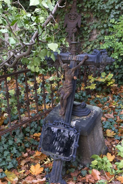 Őszi rejtély régi Prága temető Olsany a szobrokat, Cseh Köztársaság — Stock Fotó