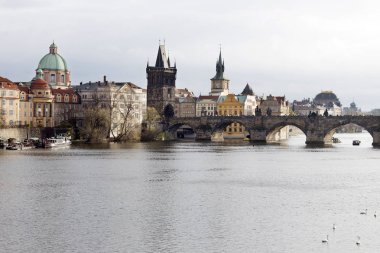 Kış Prague Old Town yukarıda Nehri Vltava, Çek Cumhuriyeti görüntüleyin