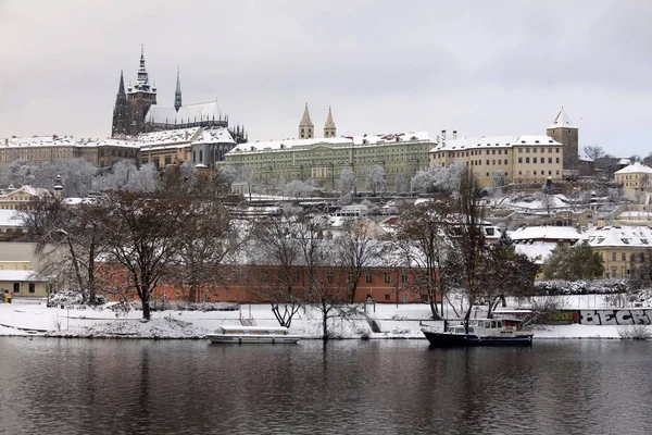 ロマンチックなクリスマス雪プラハ市内とプラハ城 チェコ共和国 — ストック写真