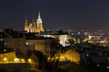 Çek Cumhuriyeti 'nin Gotik Şatosu ile Kış Gecesi Prag Şehri
