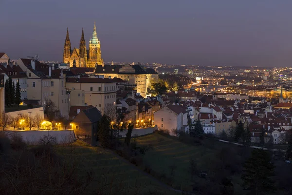 Çek Cumhuriyeti Nin Gotik Şatosu Ile Kış Gecesi Prag Şehri — Stok fotoğraf