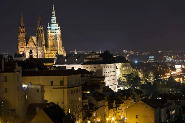 冬の夜 プラハ市 チェコ共和国ゴシック様式の城 — ストック写真