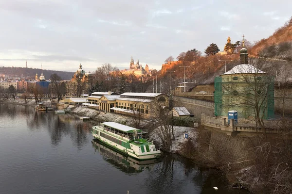 Christmas Snöiga Prague City Med Gotiska Slott Tjeckien — Stockfoto