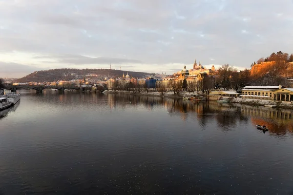Рождественский Заснеженный Город Готическим Замком Чехия — стоковое фото