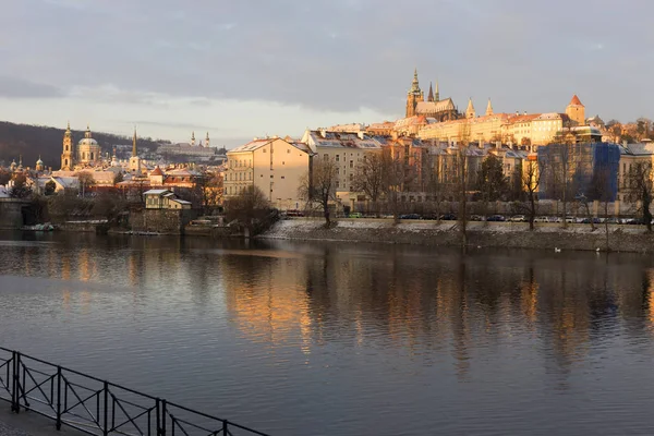 Noel Karlı Prague City Ile Gotik Castle Çek Cumhuriyeti — Stok fotoğraf