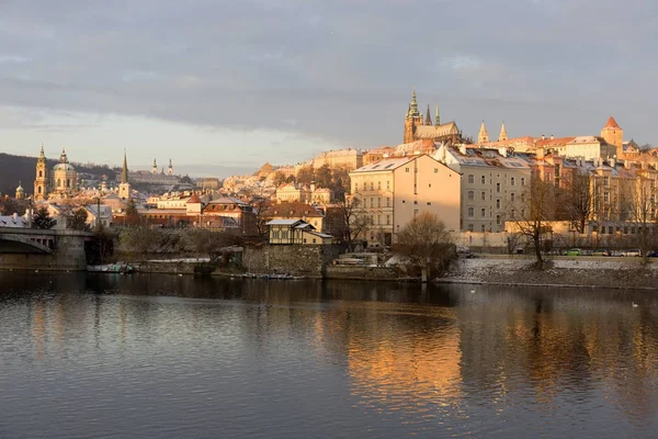 Christmas Snöiga Prague City Med Gotiska Slott Tjeckien — Stockfoto