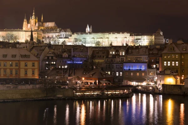 Noite Colorido Nevado Natal Praga Menor Cidade Com Castelo Gótico — Fotografia de Stock