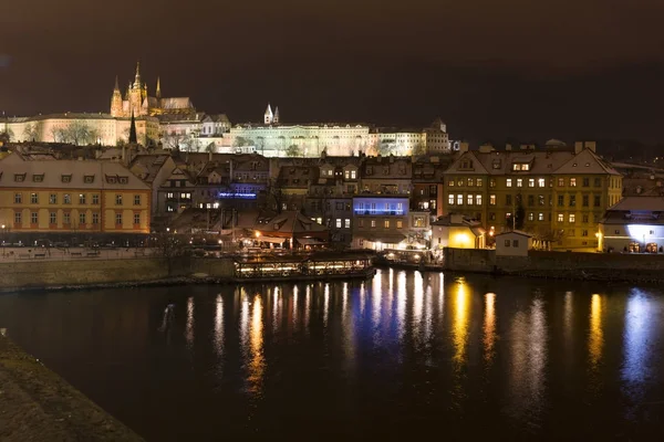Noite Colorido Nevado Natal Praga Menor Cidade Com Castelo Gótico — Fotografia de Stock
