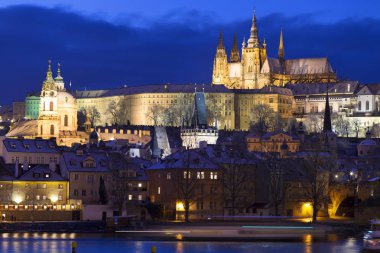 Gece renkli karlı Noel Prag Lesser Town Gotik Kalesi ve Charles Köprüsü, Çek Cumhuriyeti