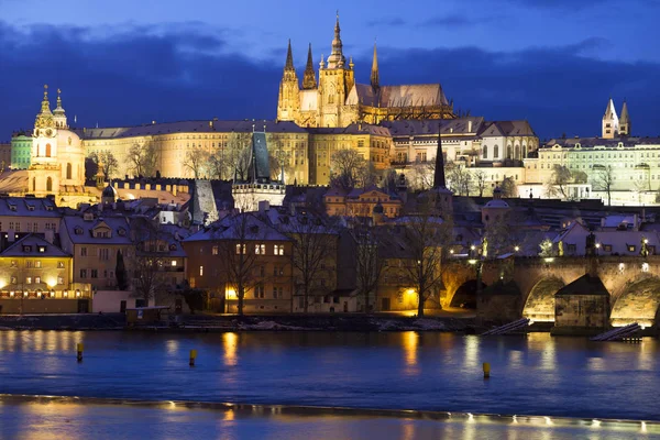 Gece renkli karlı Noel Prag Lesser Town Gotik Kalesi ve Charles Köprüsü, Çek Cumhuriyeti