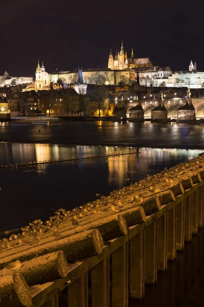 Nacht Bunt Verschneite Weihnachten Prag Kleine Stadt Mit Gotischer Burg — Stockfoto