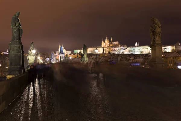 夜カラフルな雪に覆われたクリスマス プラハ レッサー タウン ゴシック様式の城 カレル橋 チェコ共和国 — ストック写真