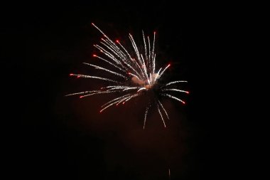 Detay siyah gökyüzü üzerinde havai fişek