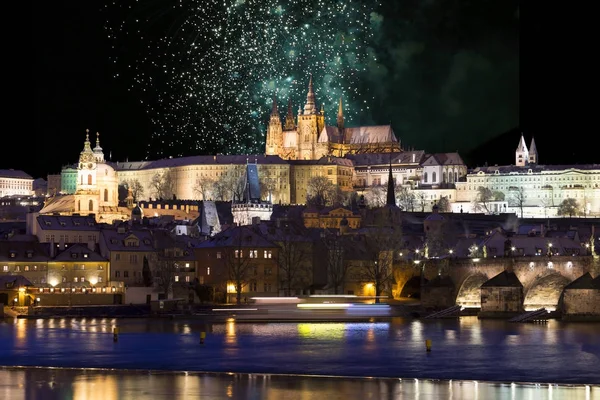 Fireworks yukarıda gece renkli karlı Prag Gotik Castle ile Charles Bridge, Çek Cumhuriyeti