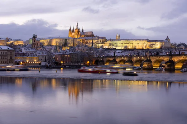 Night Snowy Prague Cidade Menor Com Castelo Gótico Catedral São — Fotografia de Stock