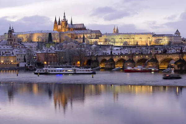 Night Snowy Prague Cidade Menor Com Castelo Gótico Catedral São — Fotografia de Stock