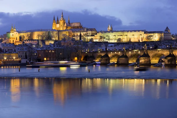 Nacht Besneeuwde Praag Lesser Town Met Gotische Kasteel Nicholas Kathedraal — Stockfoto