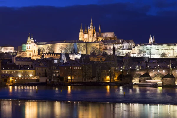 Nachtverschneite Prager Kleinstadt Mit Gotischer Burg Nikolaikathedrale Und Karlsbrücke Tschechische — Stockfoto