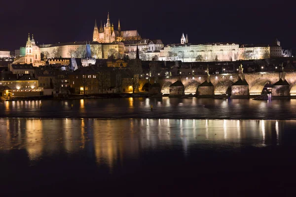Nachtverschneite Prager Kleinstadt Mit Gotischer Burg Nikolaikathedrale Und Karlsbrücke Tschechische — Stockfoto