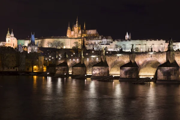 Noche Nevada Praga Ciudad Menor Con Castillo Gótico Catedral San — Foto de Stock