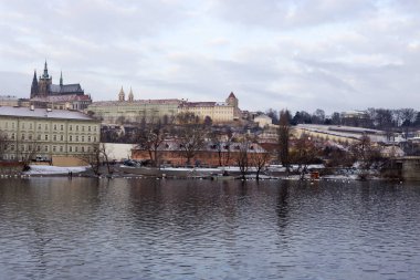 Noel karlı Prag Lesser Town Gotik Castle yukarıda Nehri Vltava, Çek Cumhuriyeti ile