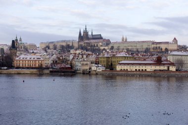 Noel karlı Prag Lesser Town Gotik Castle yukarıda Nehri Vltava, Çek Cumhuriyeti ile