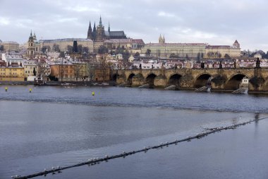 Noel karlı Prag Lesser Town Gotik Castle yukarıda Nehri Vltava, Çek Cumhuriyeti ile