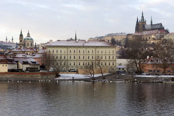 Kerst Besneeuwde Praag Lesser Town Met Gotische Burcht Boven Rivier — Stockfoto