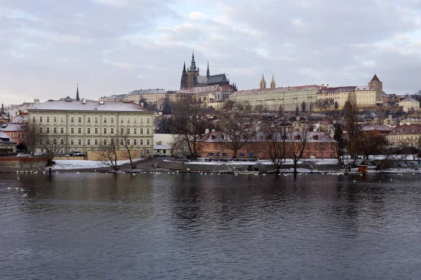 Christmas Snöiga Lillsidan Prag Med Gotiska Slottet Ovanför Floden Moldau — Stockfoto