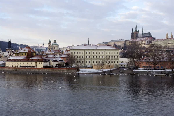 Ciudad Pequeña Praga Nevada Navidad Con Castillo Gótico Sobre Río —  Fotos de Stock