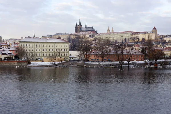 Boże Narodzenie Śniegu Mala Strana Gotyckiego Zamku Nad Rzeką Wełtawą — Zdjęcie stockowe