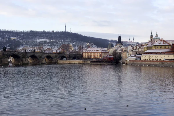 Christmas Snöiga Lillsidan Prag Med Nicholas Katedral Tjeckien — Stockfoto