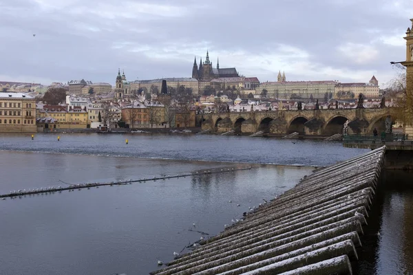 Christmas Snowy Prague Cidade Menor Com Castelo Gótico Acima Rio — Fotografia de Stock