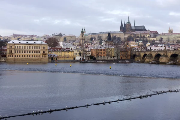 Christmas Snöiga Lillsidan Prag Med Gotiska Slottet Ovanför Floden Moldau — Stockfoto