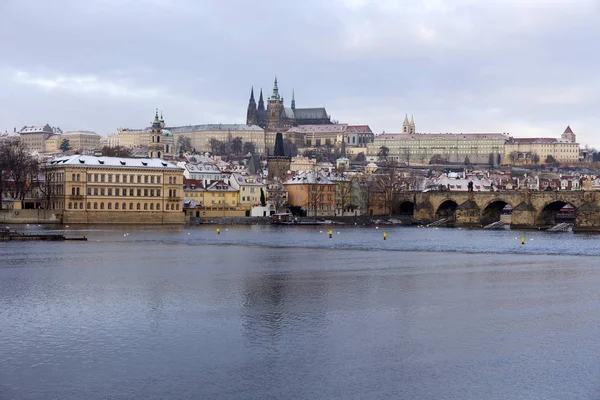 Ciudad Pequeña Praga Nevada Navidad Con Castillo Gótico Sobre Río —  Fotos de Stock