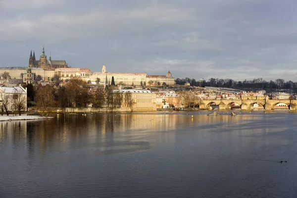 Boże Narodzenie Śniegu Mala Strana Gotyckiego Zamku Nad Rzeką Wełtawą — Zdjęcie stockowe