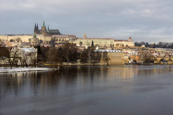 Christmas Snöiga Lillsidan Prag Med Gotiska Slottet Ovanför Floden Moldau — Stockfoto