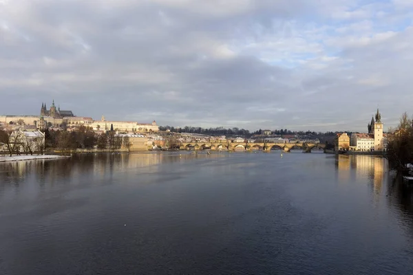 Christmas Snowy Prague Cidade Menor Com Castelo Gótico Acima Rio — Fotografia de Stock