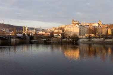 Karlı Prag Lesser Town Gotik Castle yükselen güneşin Çek Cumhuriyeti ile
