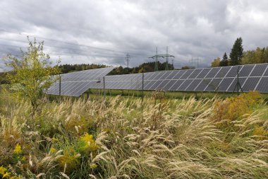 Solar Power Station üzerinde sonbahar çayır 