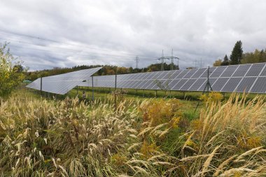 Solar Power Station üzerinde sonbahar çayır 