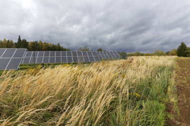 Solar Power Station üzerinde sonbahar çayır 
