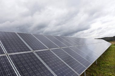Solar Power Station üzerinde sonbahar çayır 