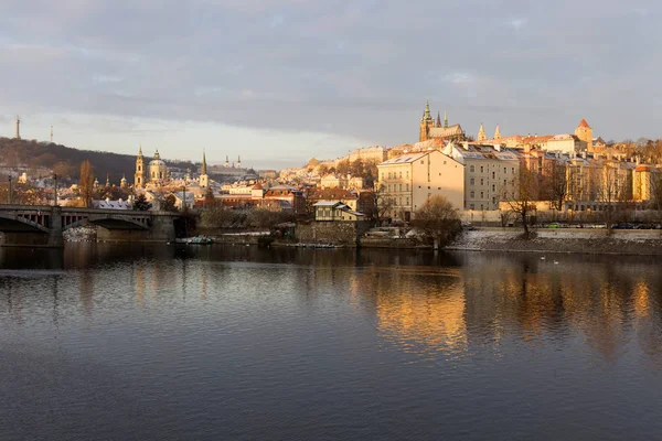 Snöiga Lillsidan Prag Med Gotiska Slottet Den Uppgående Solen Tjeckien — Stockfoto