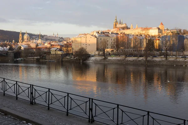 Snöiga Lillsidan Prag Med Gotiska Slottet Den Uppgående Solen Tjeckien — Stockfoto