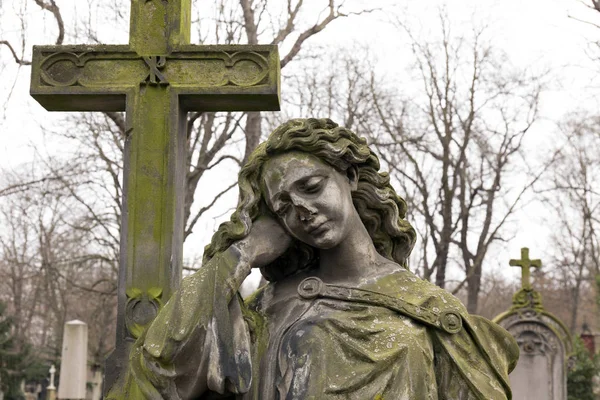 Estátua Envelhecida Mistério Antigo Cemitério Praga República Checa — Fotografia de Stock