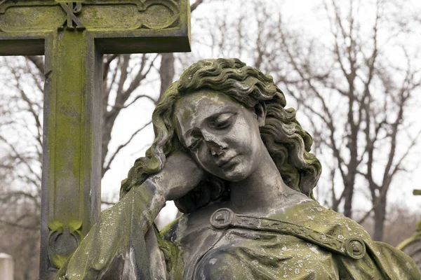 Старая Статуя Таинственного Старого Пражского Кладбища Чехия — стоковое фото