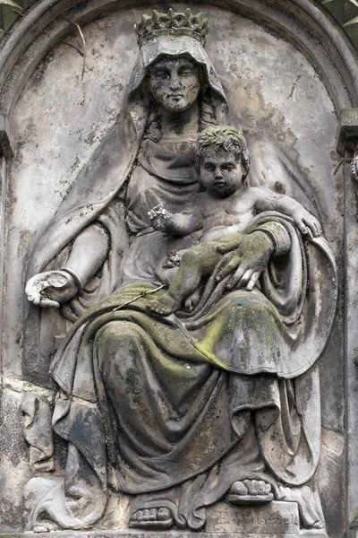 Estátua Envelhecida Mistério Antigo Cemitério Praga República Checa — Fotografia de Stock